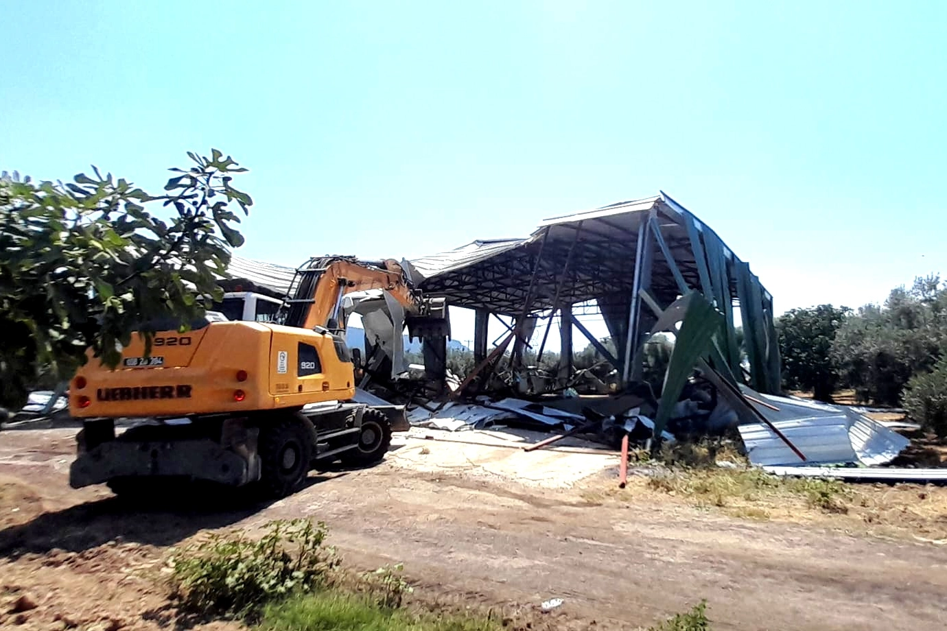 Bursa Osmangazi’de tarım alanına kaçak yapılan depo yıkıldı