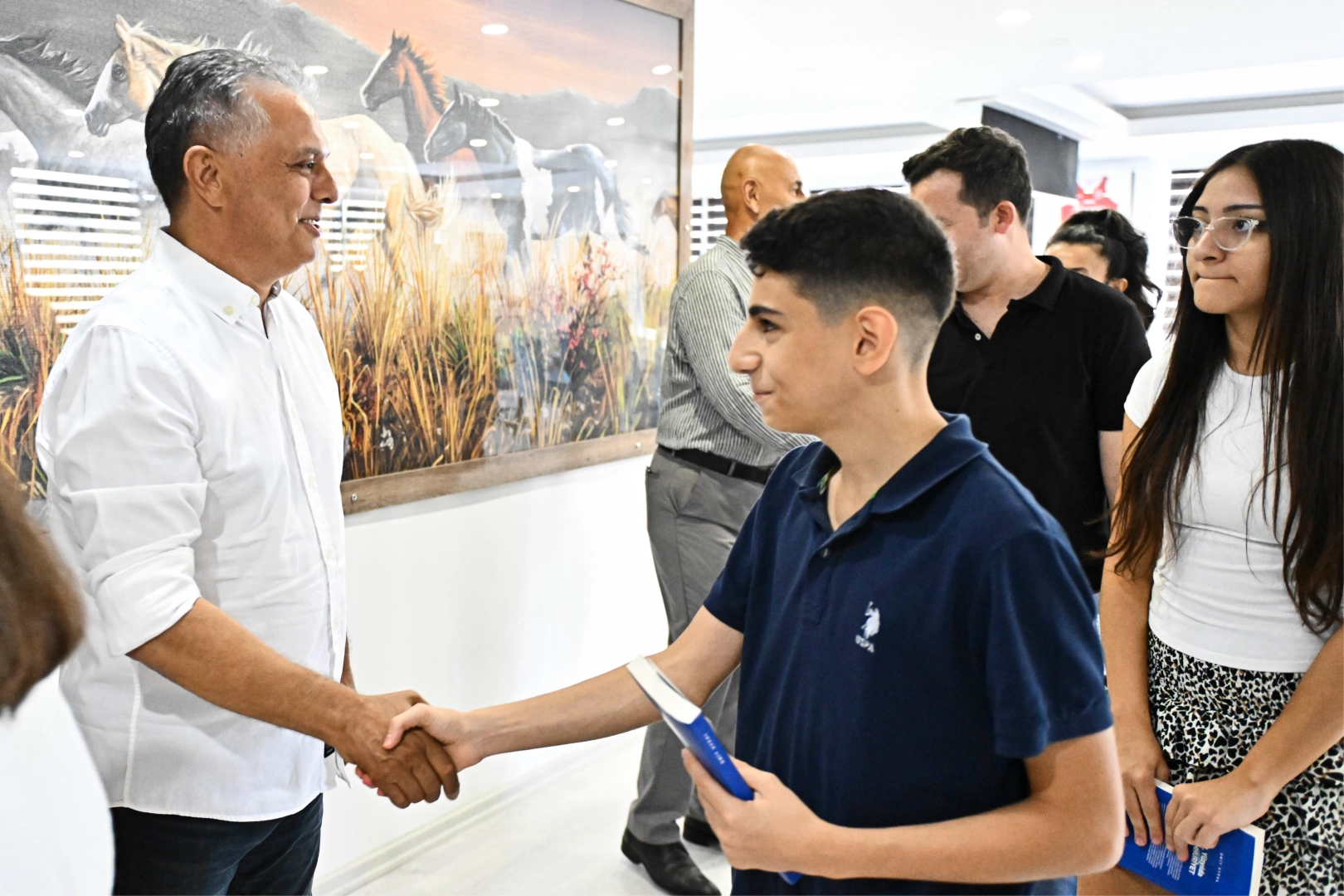 Antalya Muratpaşa'da başarılı öğrenciler hediye çekiyle ödüllendirildi