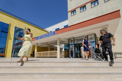İzmir'de görme engellilere rehberlik edecek personele özel eğitim