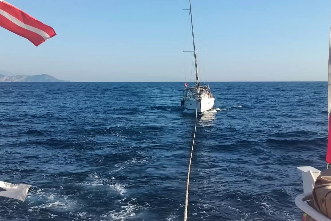 Fethiye açıklarında sürüklenen teknedeki 5 kişi kurtarıldı