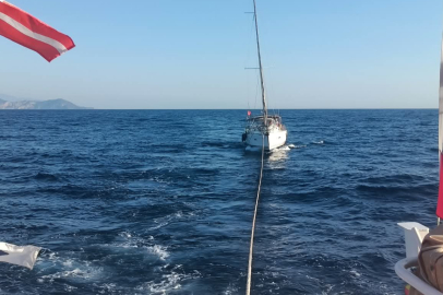 Fethiye açıklarında sürüklenen teknedeki 5 kişi kurtarıldı