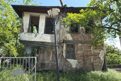 Gölcük'te riskli metruklarda yıkıma devam