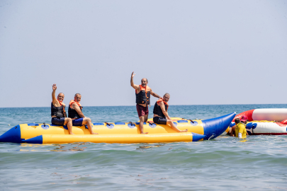 Mersin’de emekliler deniz keyfiyle buluştu