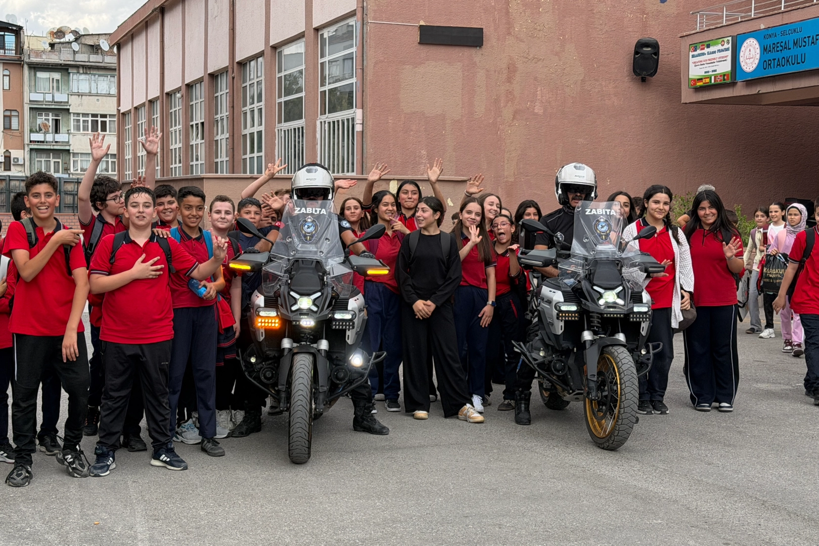 Konya Zabıtası okul çıkışlarında güvenliği sağlıyor
