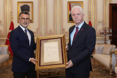 66 yıl sonra bulunan 127 yıllık mektup İstanbul Valiliği’ne teslim edildi