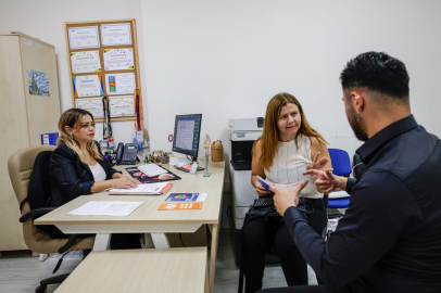 İzmir’de iletişimin önündeki engeller birlikte aşılıyor