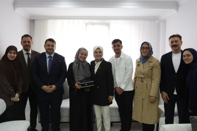 Bakan Göktaş, yeni evli çiftin ilk misafiri oldu