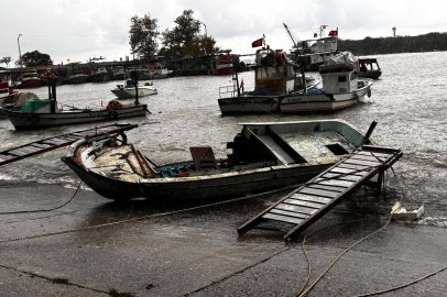 Düzce Akçakoca’da fırtına 14 tekneye zarar verdi