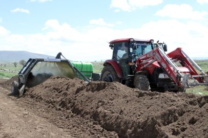 Kayseri Talas'ta ahır atıkları gübreye dönüşüyor