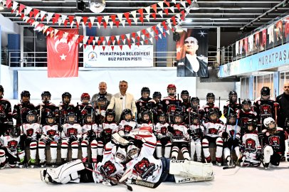 Antalya Muratpaşa’nın küçük buz hokeycileri şampiyonaya hazırlanıyor