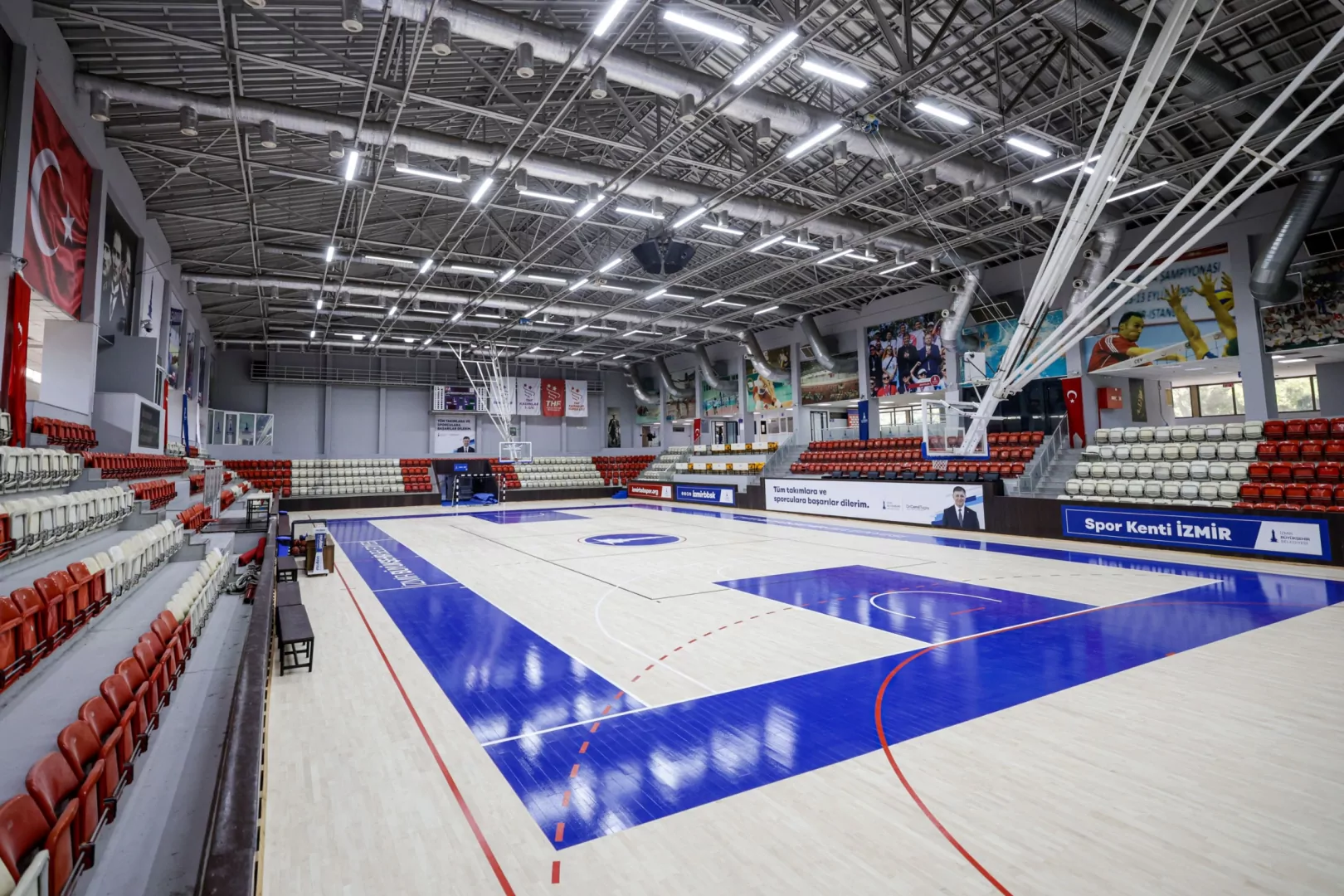 İzmir’de Celal Atik Spor Salonu yenilendi