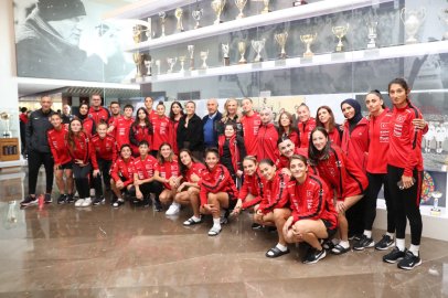 Kadın Milli Takımı’na Riva’da anlamlı ziyaret... Demircan ve Karagenç’ten destek