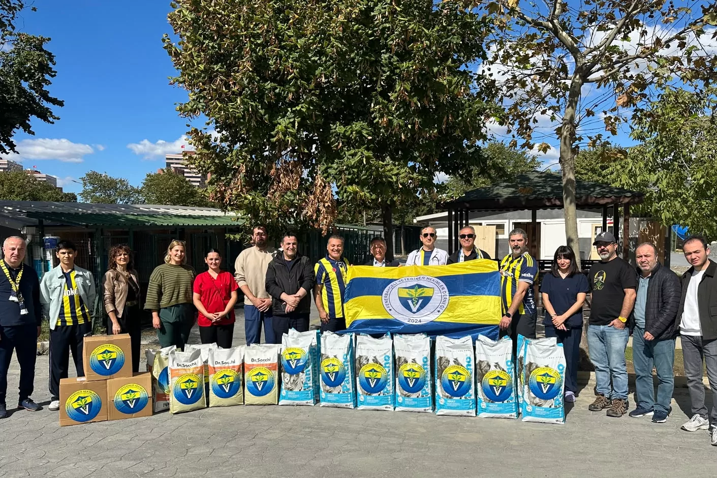 Fenerbahçeli veteriner hekimlerden mama desteği