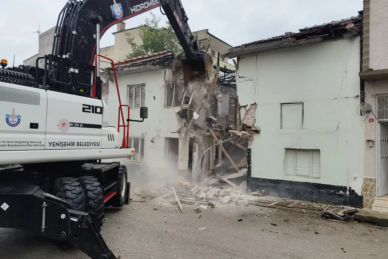 Bursa Yenişehir’de metruk binalar tek tek yıkılıyor