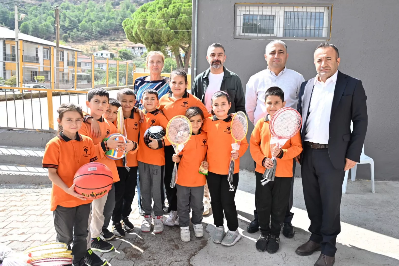 Manisa Büyükşehir’den okulların spor altyapısına takviye