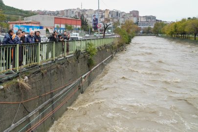 Vali Davut Gül, Kağıthane’de sağanak yağış sonrası incelemelerde bulundu