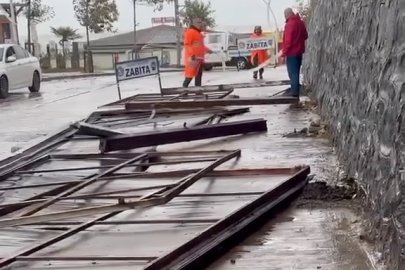 Düzce Akçakoca'da fırtına tabelaları devirdi