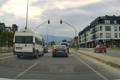 Düzce’de ticari taksi kırmızı ışıkta durmadı