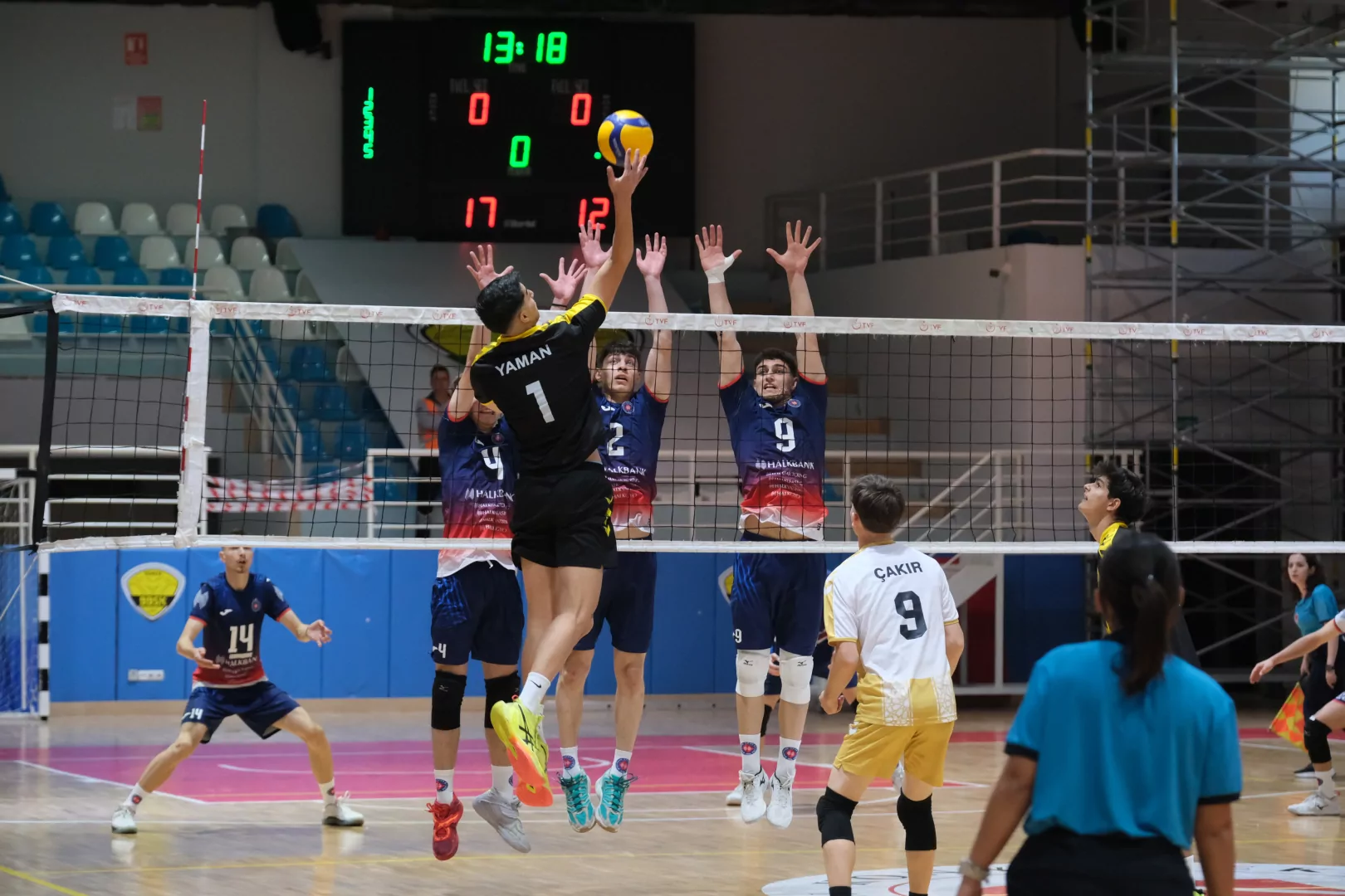 Voleybolda Konya Büyükşehir fırtınası