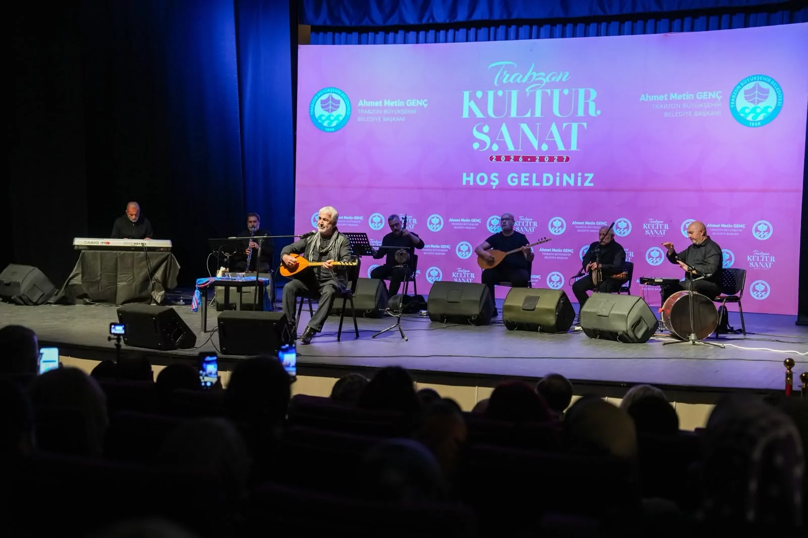 Trabzon Büyükşehir Belediyesinin Düzenlediği Konserde Esat Kabaklı Rüzgarı Esti