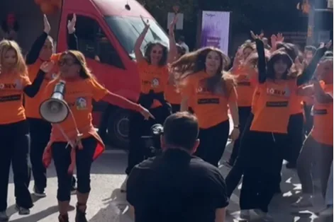 Yonca Evcimik trafiği durdurdu