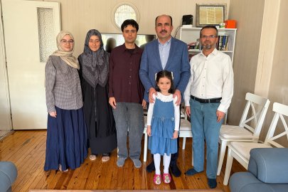 Başkan Altay'dan umreye giden aileye ziyaret