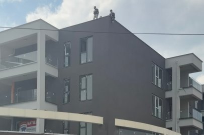 Düzce’de 3 kişi alacaklarını alamadıklarını söyleyerek çatıya çıktı