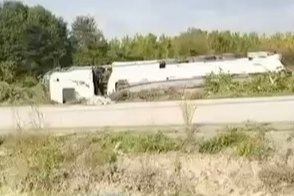 Düzce'de benzin yüklü tanker devrildi