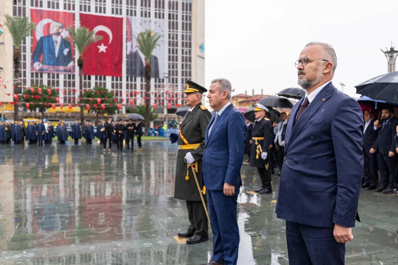 İzmir'de Cumhuriyet coşkusu başladı