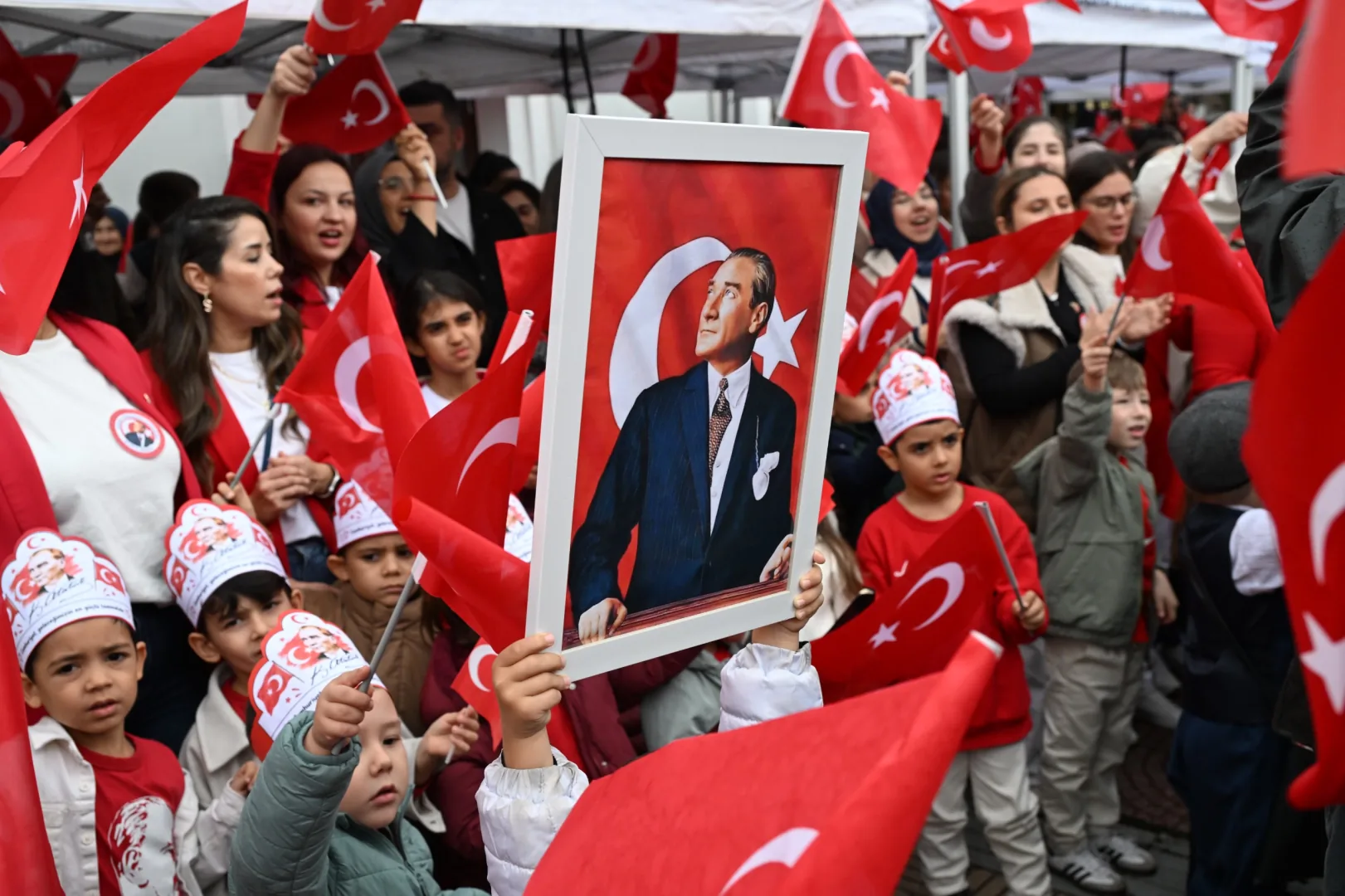 Manisa'da çocukların Cumhuriyet ve bayram sevinci