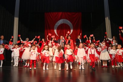 Başkan Genç, miniklerin Cumhuriyet coşkusuna ortak oldu