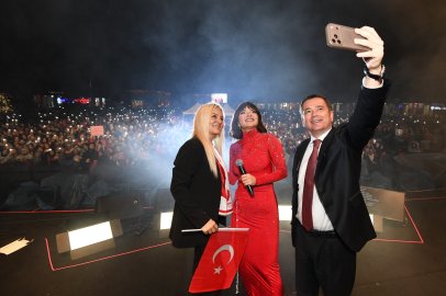 Osmangazi’de Cumhuriyet Coşkusu Göksel’in şarkılarıyla taçlandı
