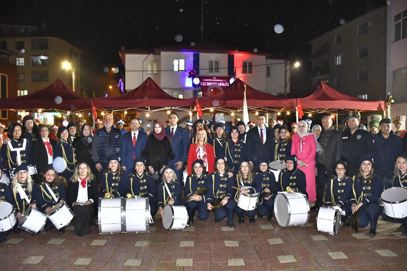 Bursa Yenişehir'in Kadın Bandosu, Pazaryeri'nde sahne aldı