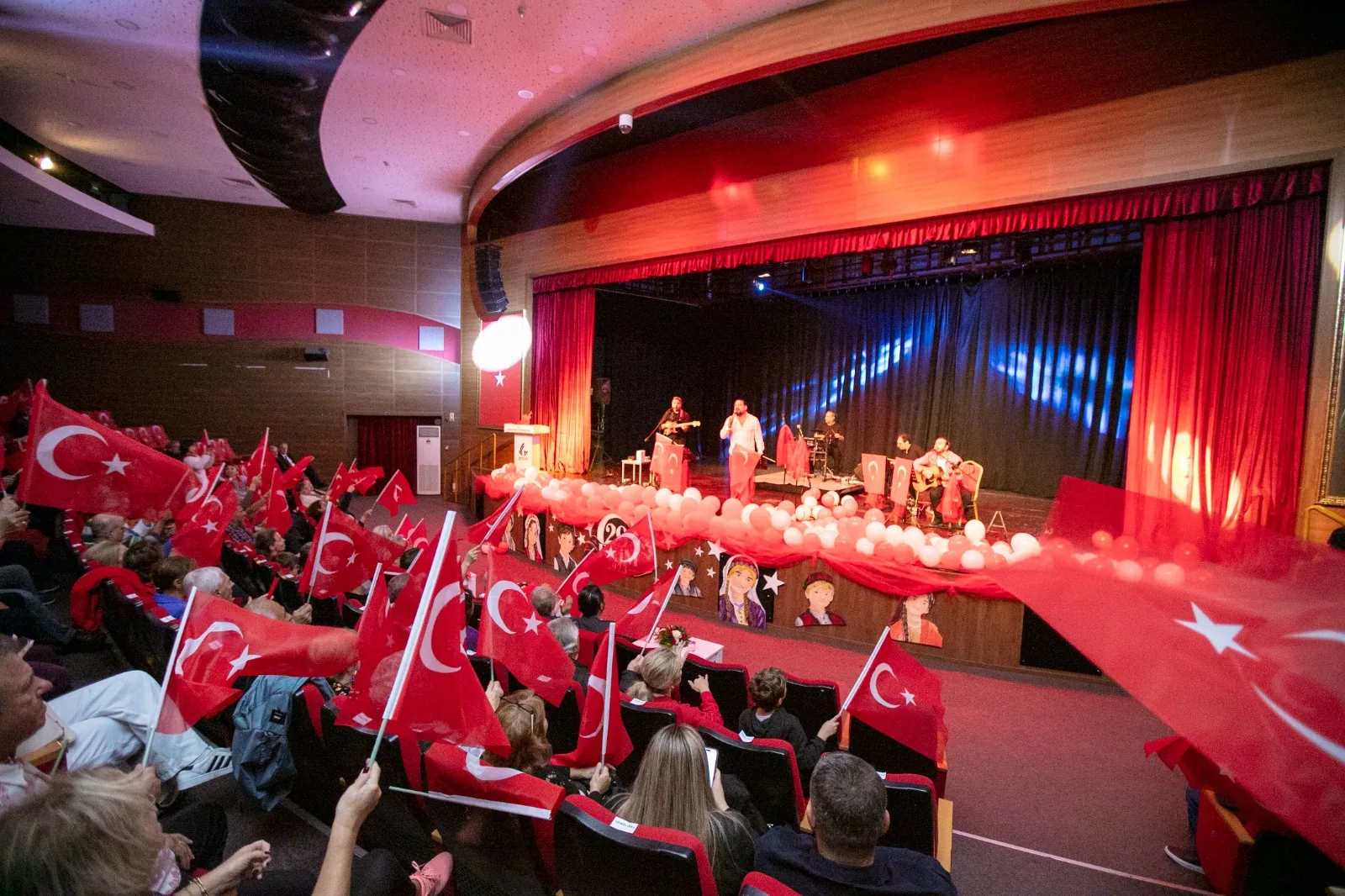 Güzelbahçeliler 'Cumhuriyet Yürüyüşü'nde buluştu