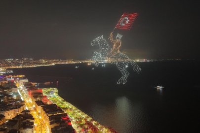 İzmir’de Cumhuriyet coşkusu gökyüzüne taştı