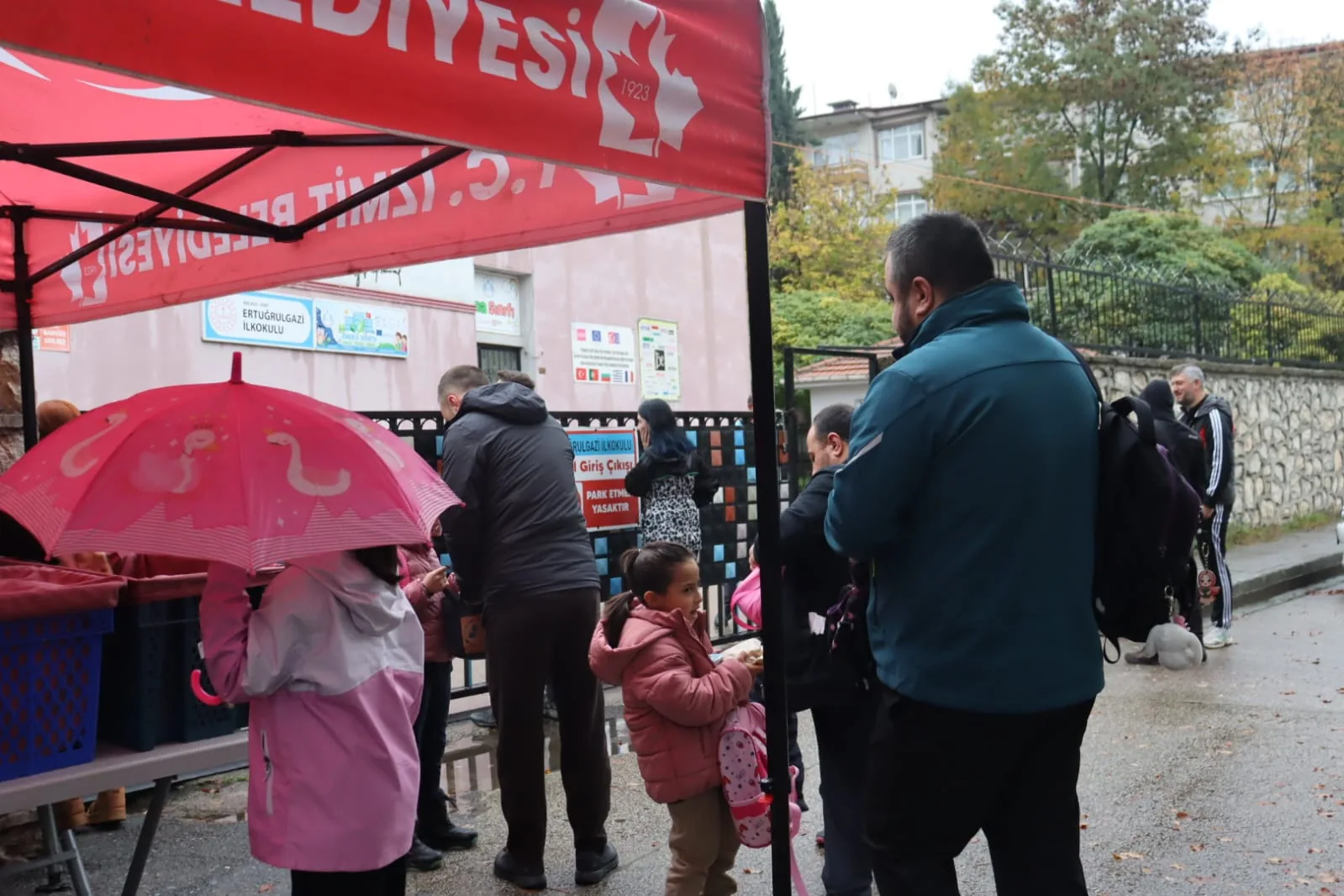 İzmit'te Beslenme Saati yağmur çamur dinlemiyor