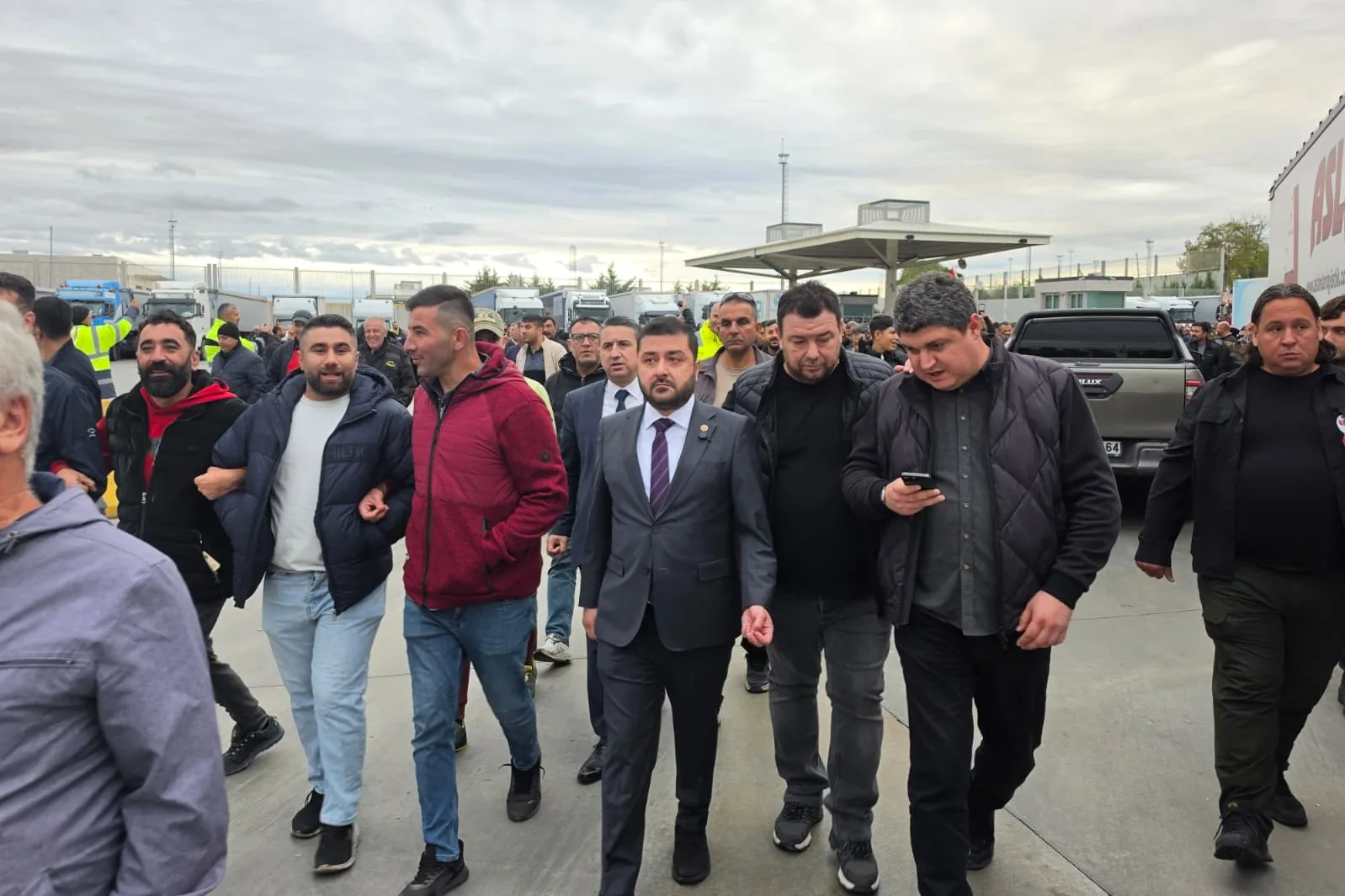 Kapıkule'de tır şoförlerinin vize isyanı! Yazgan'dan hizmet pasaportu çağrısı