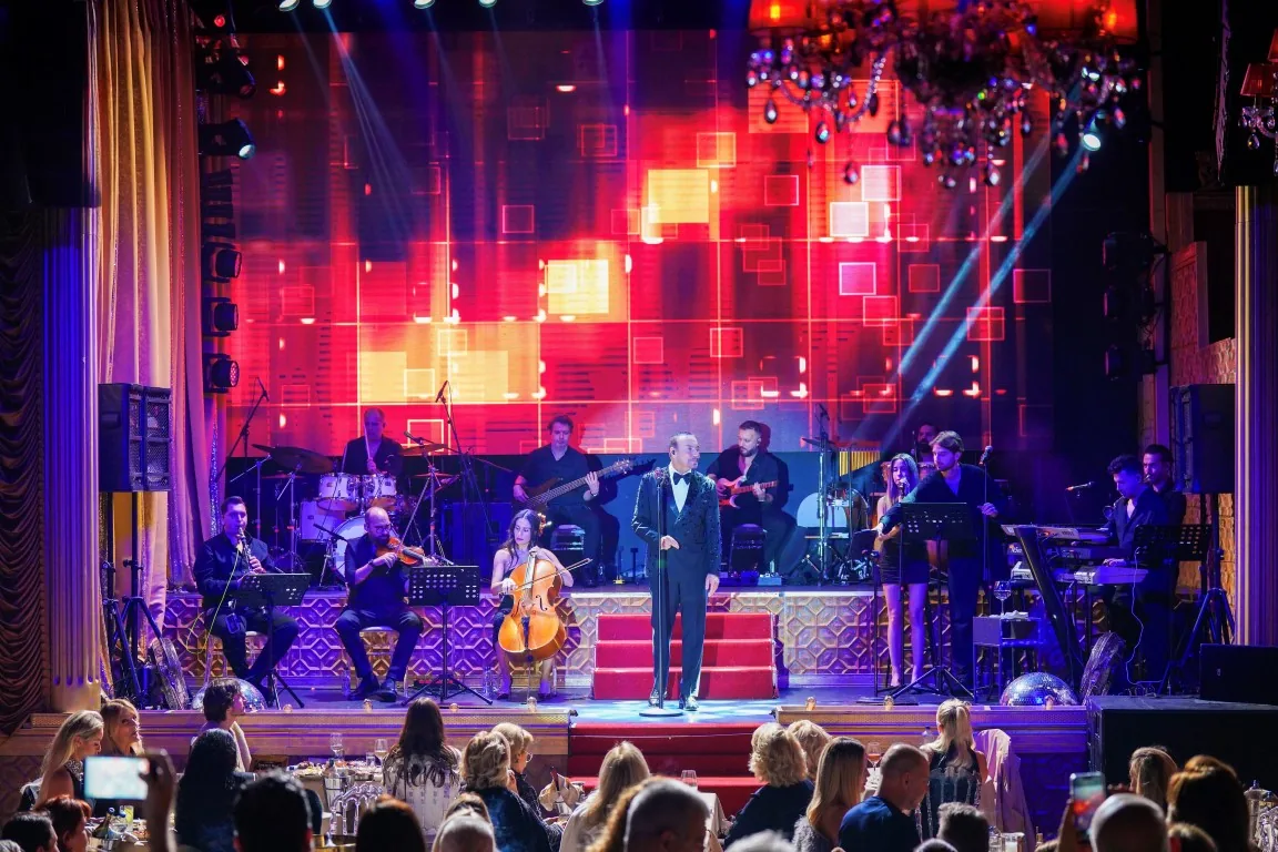 Cenk Eren’den mikrofonsuz muhteşem performans