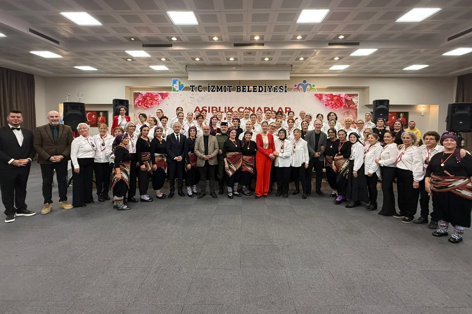 İzmit’te Cumhuriyet kadınları ritim tuttu