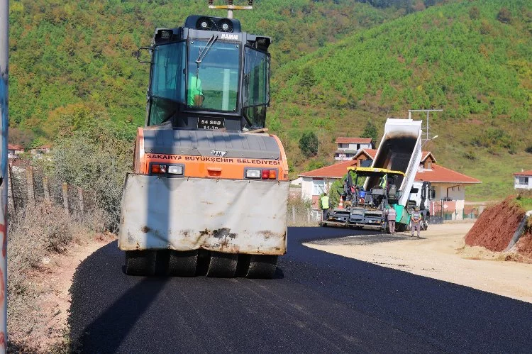 Sakarya Büyükşehir asfalt çalışması yapıyor 