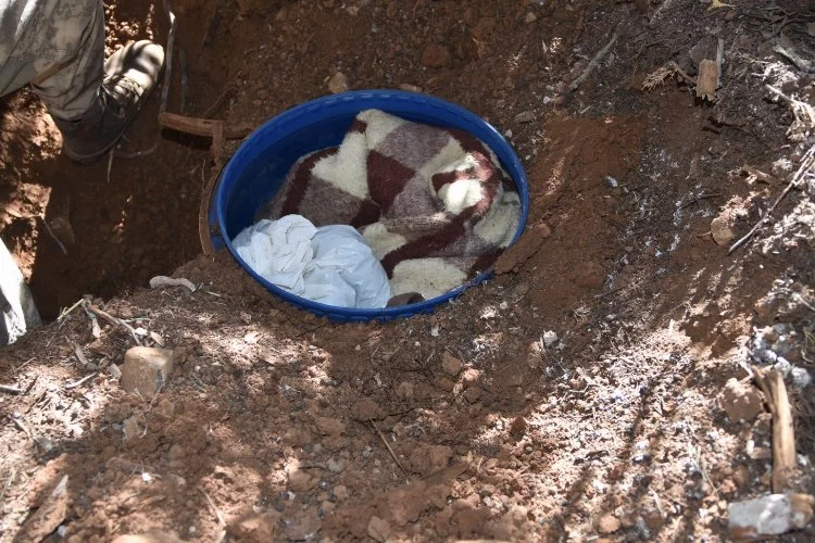 Adıyaman'dan Kahramanmaraş'a uzanan terör operasyonu... Toprağa gömülü maddeler ele geçirildi