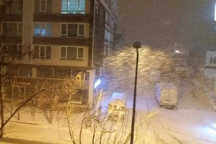 Afyonkarahisar'da kar yağışı başladı