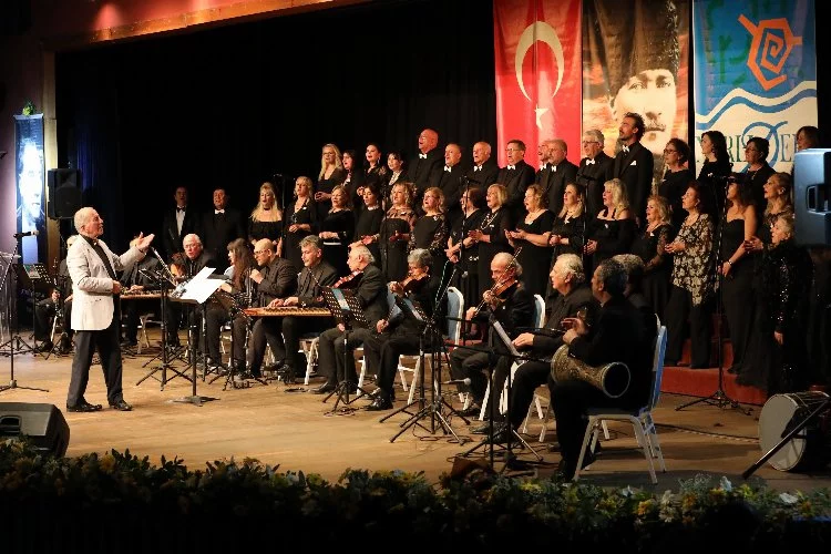 Ata'nın sevdiği şarkılar İzmir Narlıdere'de yankılandı