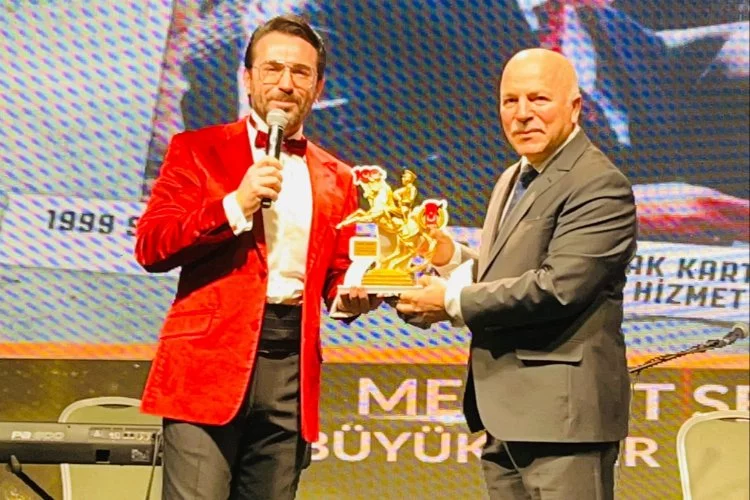 Başkan SEKMEN 2022’nin de “En Başarılı Büyükşehir Belediye Başkanı” seçildi