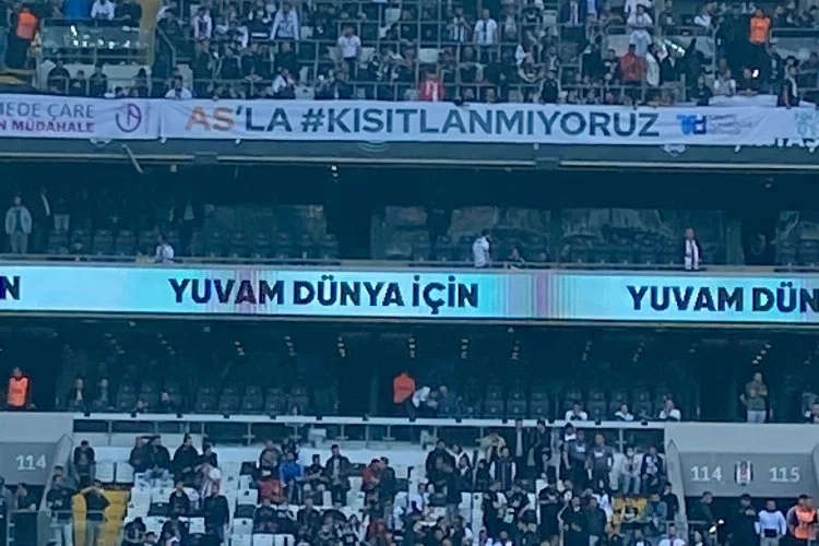 Beşiktaş'tan 'AS'la Kısıtlanmıyoruz' pankartı