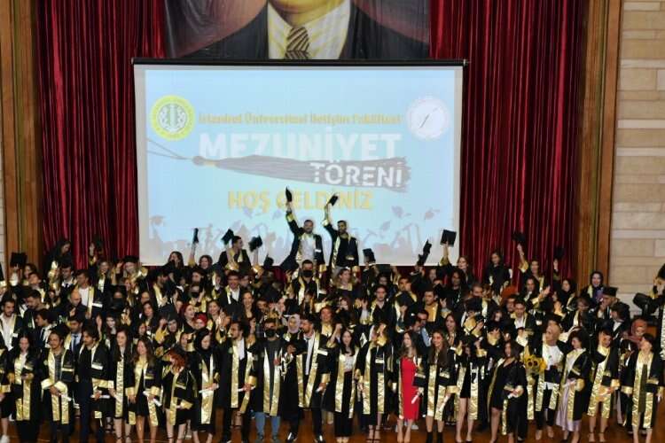 İstanbul Üniversitesi genç iletişimcileri mezun etti