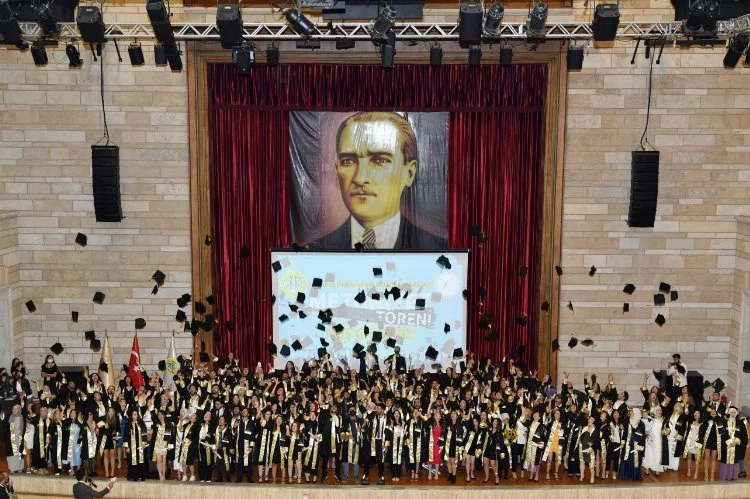 İstanbul Üniversitesi genç iletişimcileri mezun etti