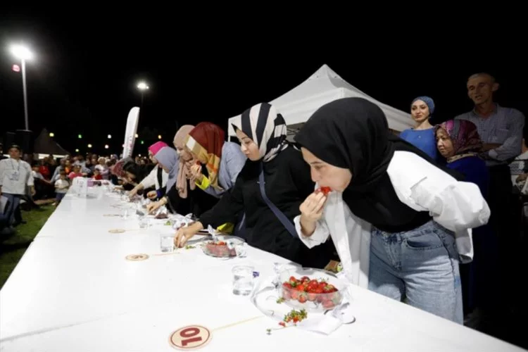 Bursa İnegöl'de çilek yeme yarışması nefes kesti