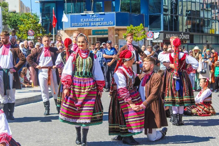 Bursa Karacabey'de Uluslararası Karagöz Halk Dansları rüzgârı