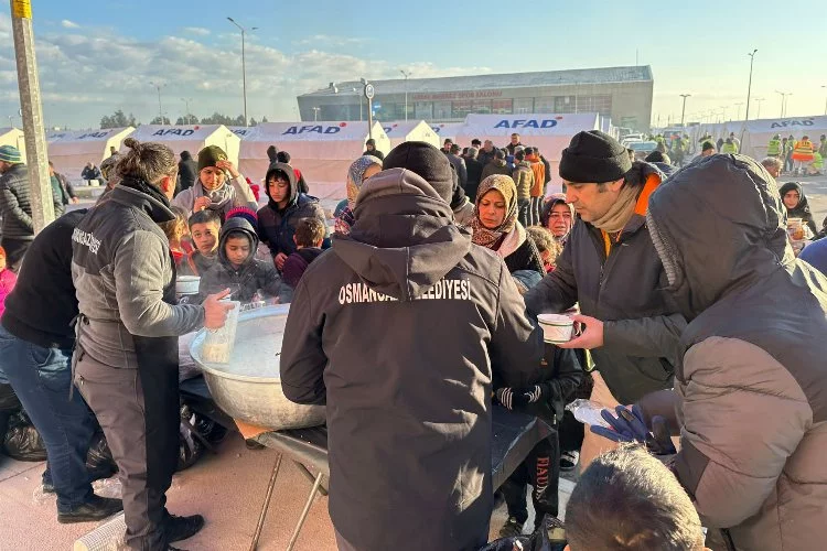 Bursa Osmangazi'den depremzedelere sıcak çorba ikramı